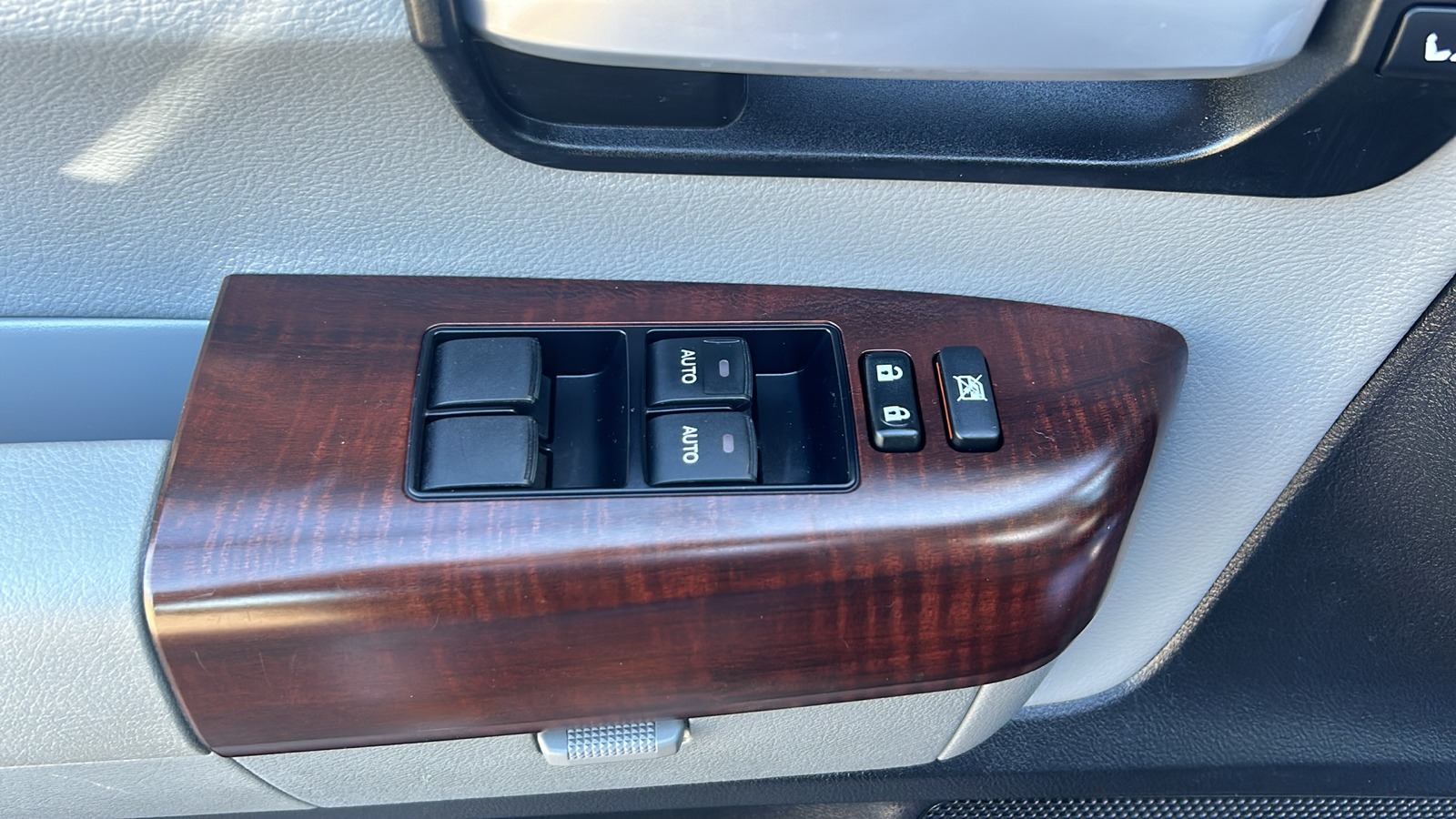 2016 Toyota Sequoia Platinum 24
