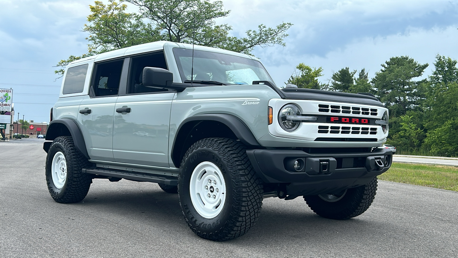 2023 Ford Bronco Heritage Edition 2