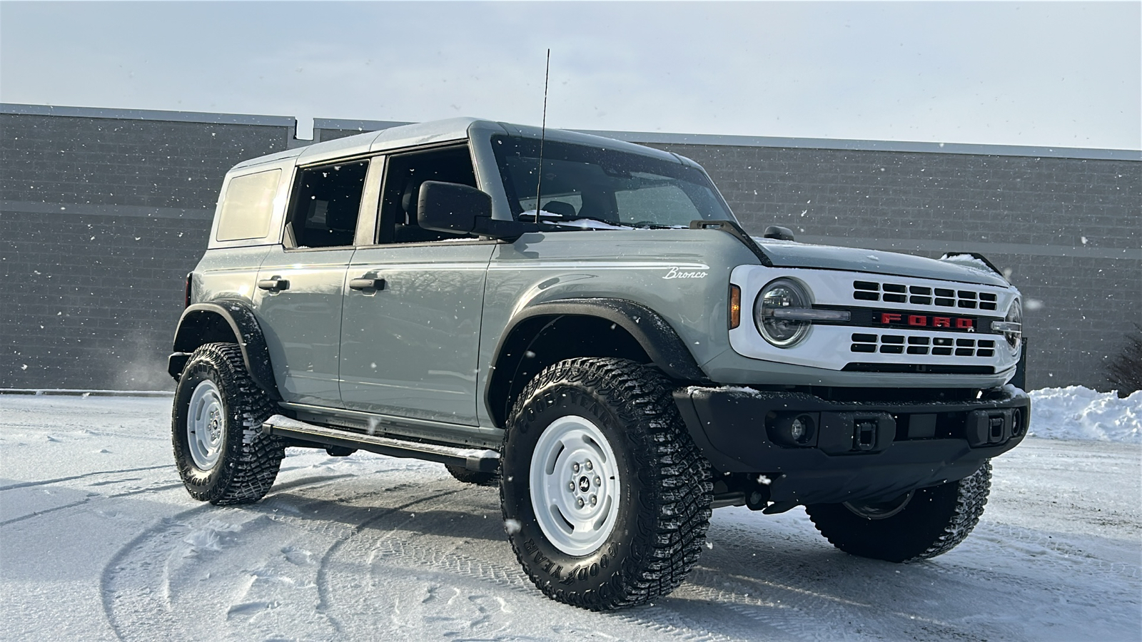 2023 Ford Bronco Heritage Edition 2