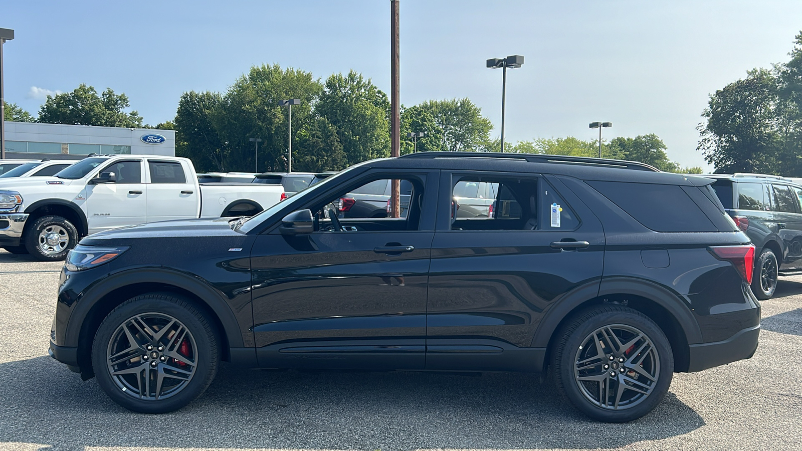 2025 Ford Explorer ST-Line 18