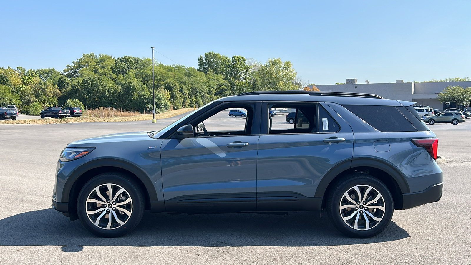 2025 Ford Explorer ST-Line 18