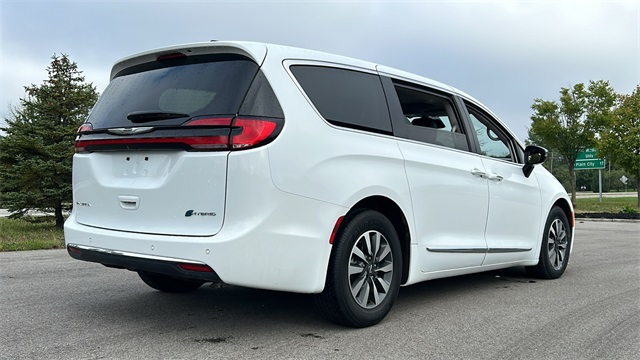 2023 Chrysler Pacifica Hybrid Limited 11