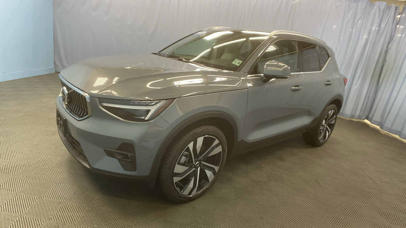 2023 Volvo XC40 Ultimate Bright Theme 3