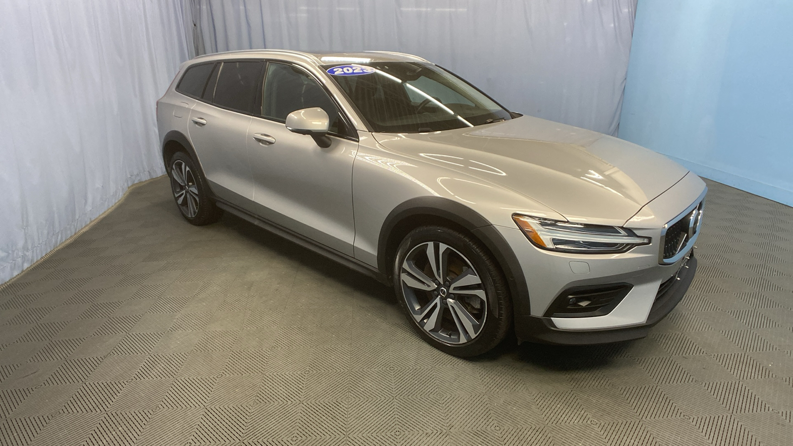 2023 Volvo V60 Cross Country Plus 1