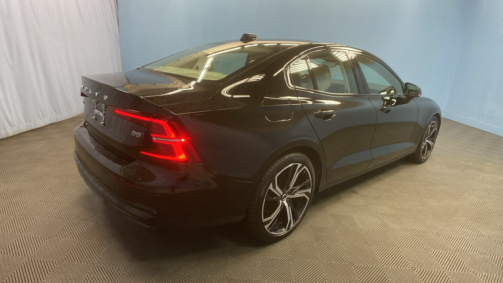 2023 Volvo S60 Plus Dark Theme 7