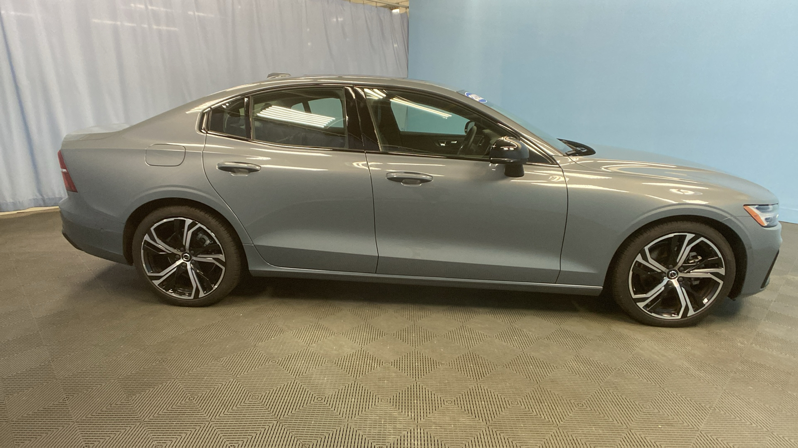 2023 Volvo S60 Plus Dark Theme 8