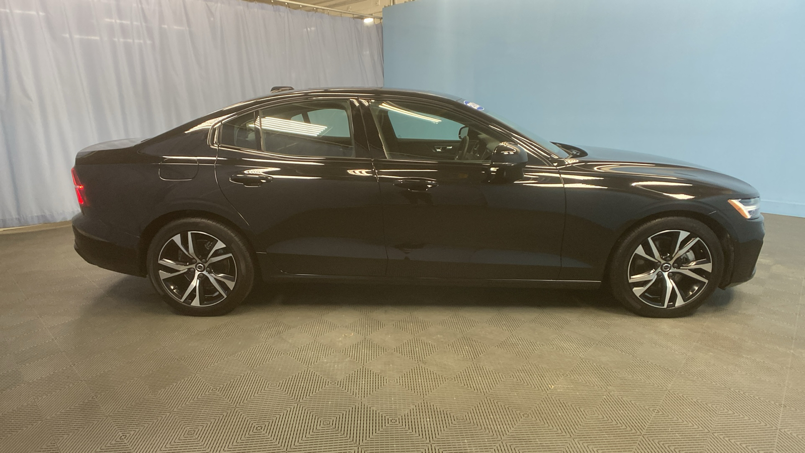 2024 Volvo S60 Plus Dark Theme 8