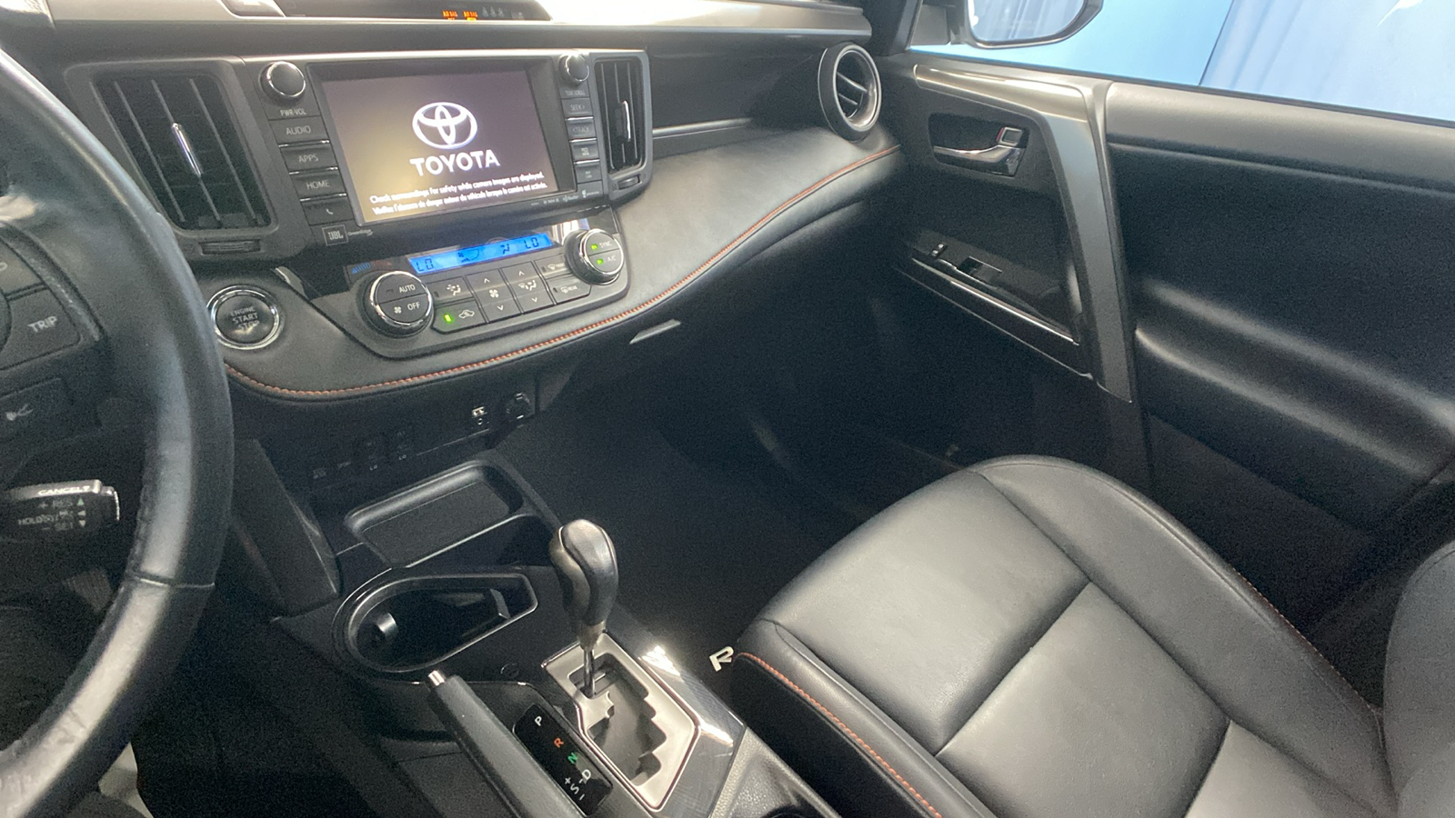 2018 Toyota RAV4 SE 16
