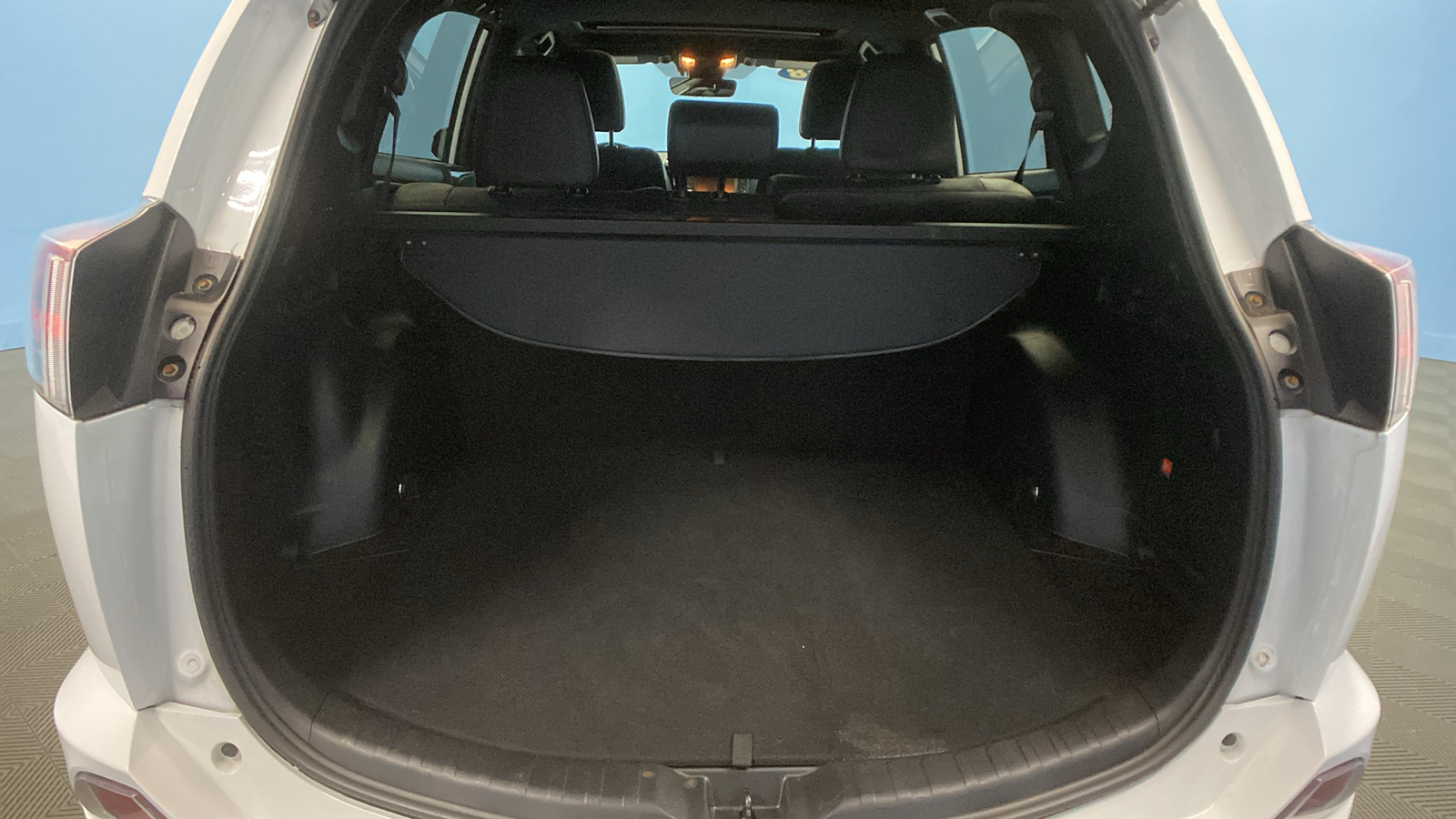 2018 Toyota RAV4 SE 34
