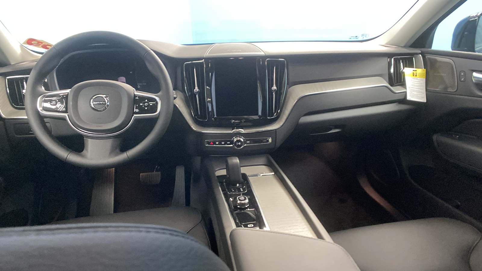 2025 Volvo XC60 Plug-In Hybrid Plus 18