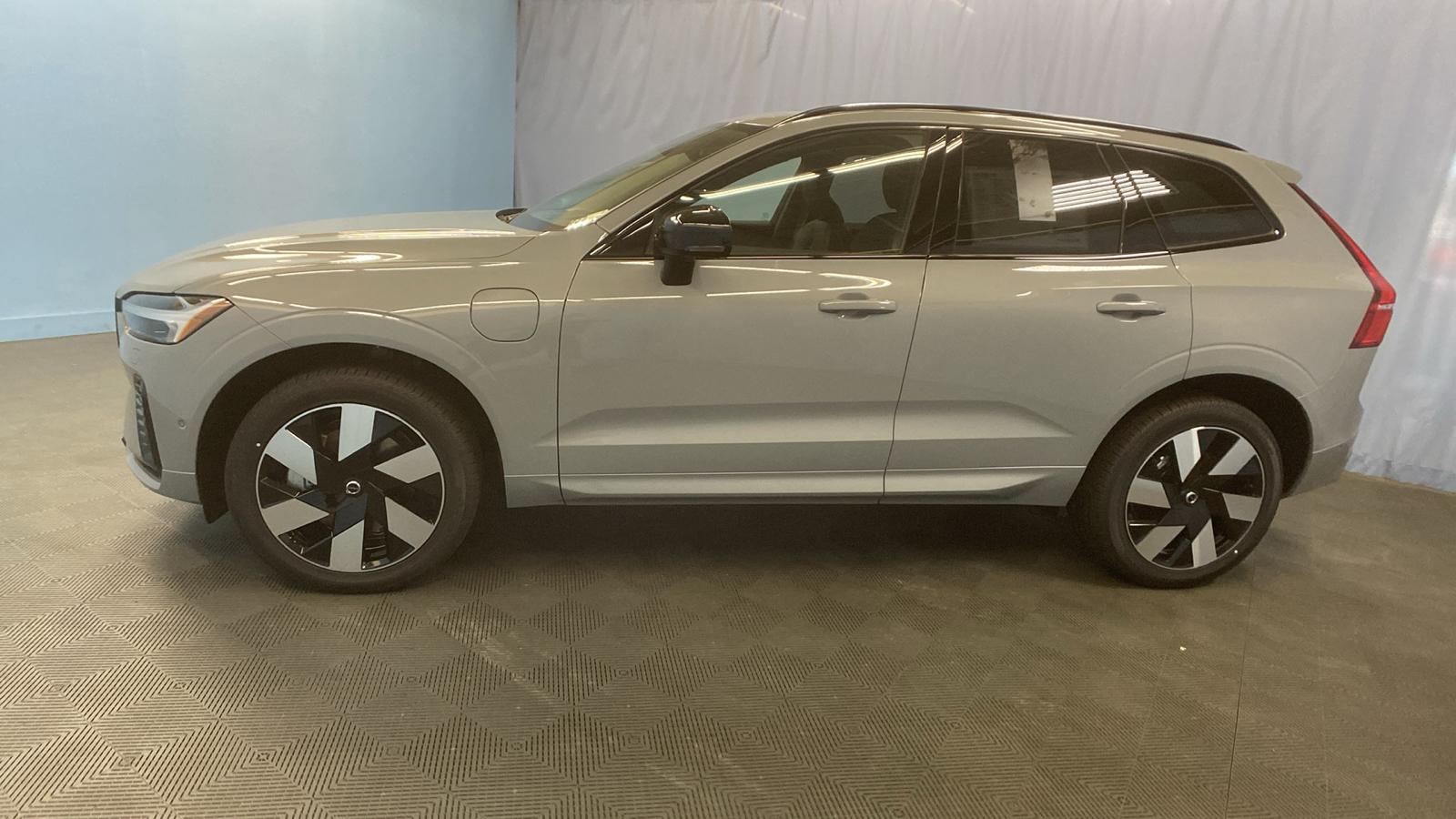 2025 Volvo XC60 Plug-In Hybrid Plus 4