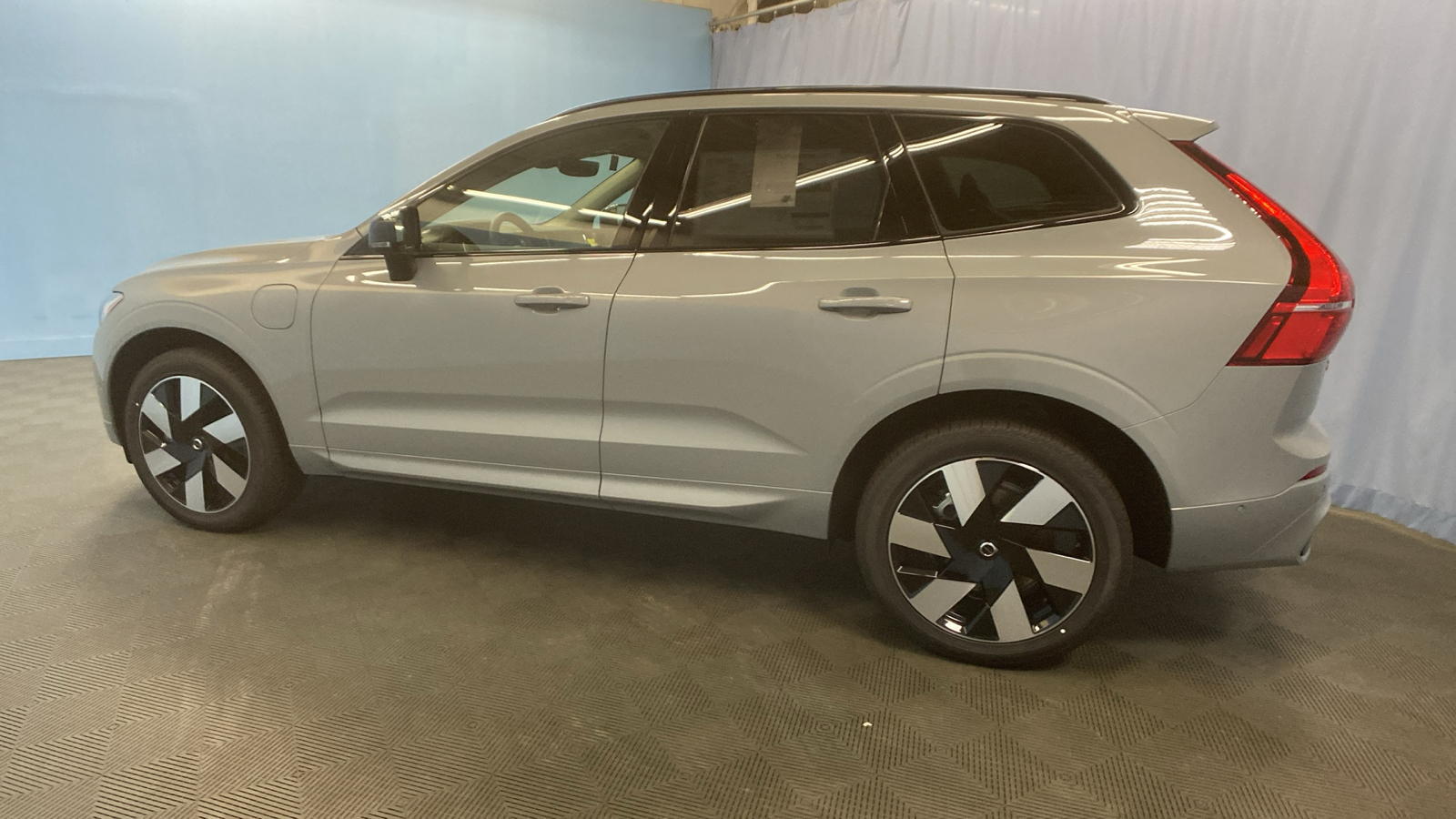 2025 Volvo XC60 Plug-In Hybrid Plus 5