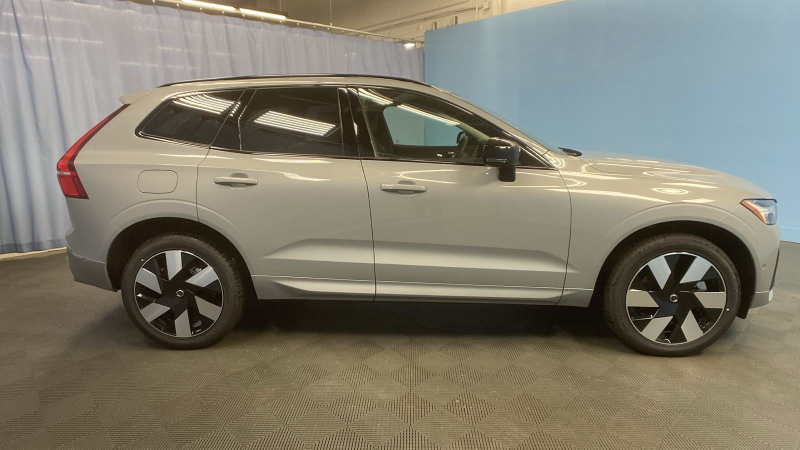 2025 Volvo XC60 Plug-In Hybrid Plus 8