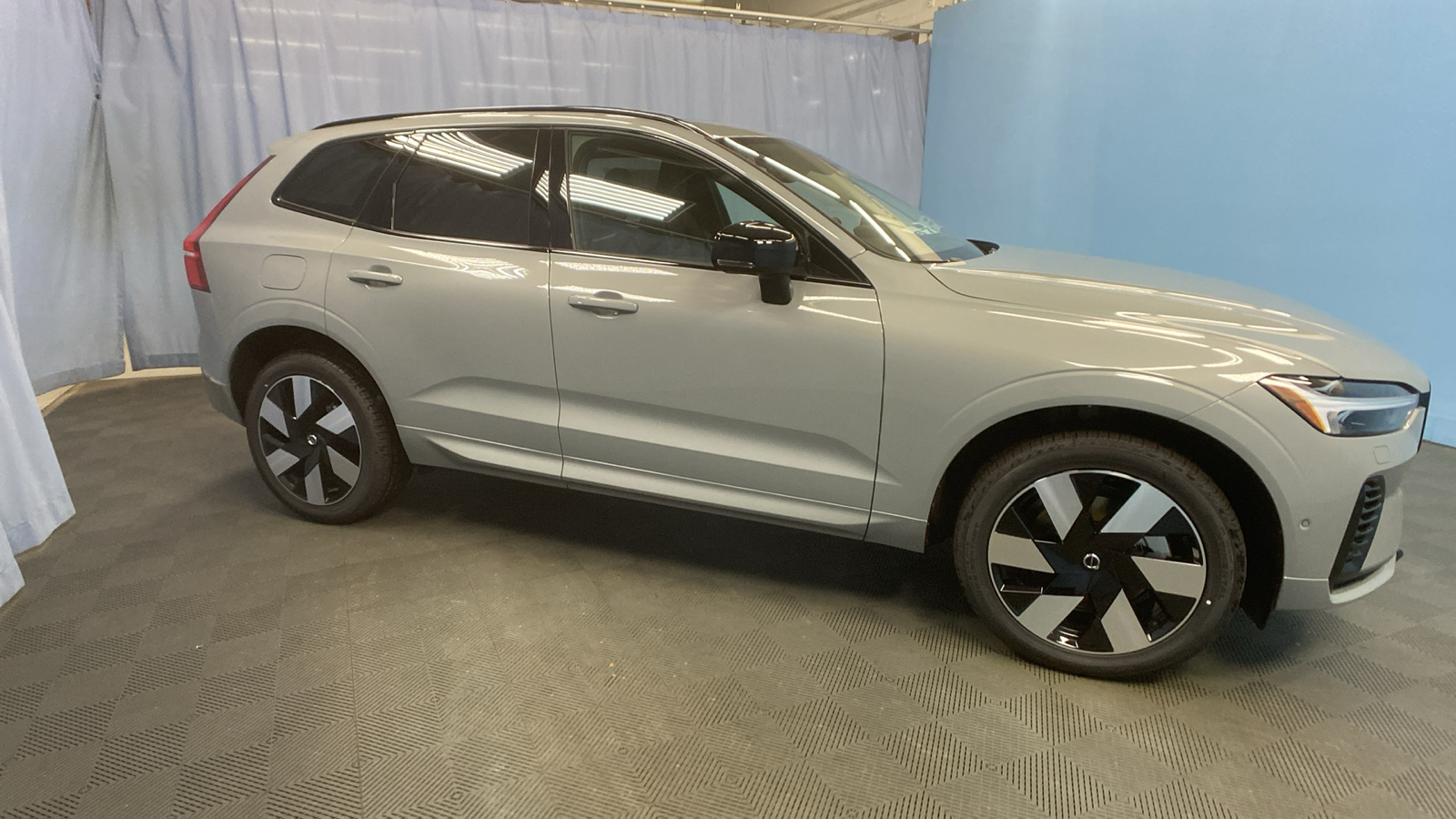 2025 Volvo XC60 Plug-In Hybrid Plus 9