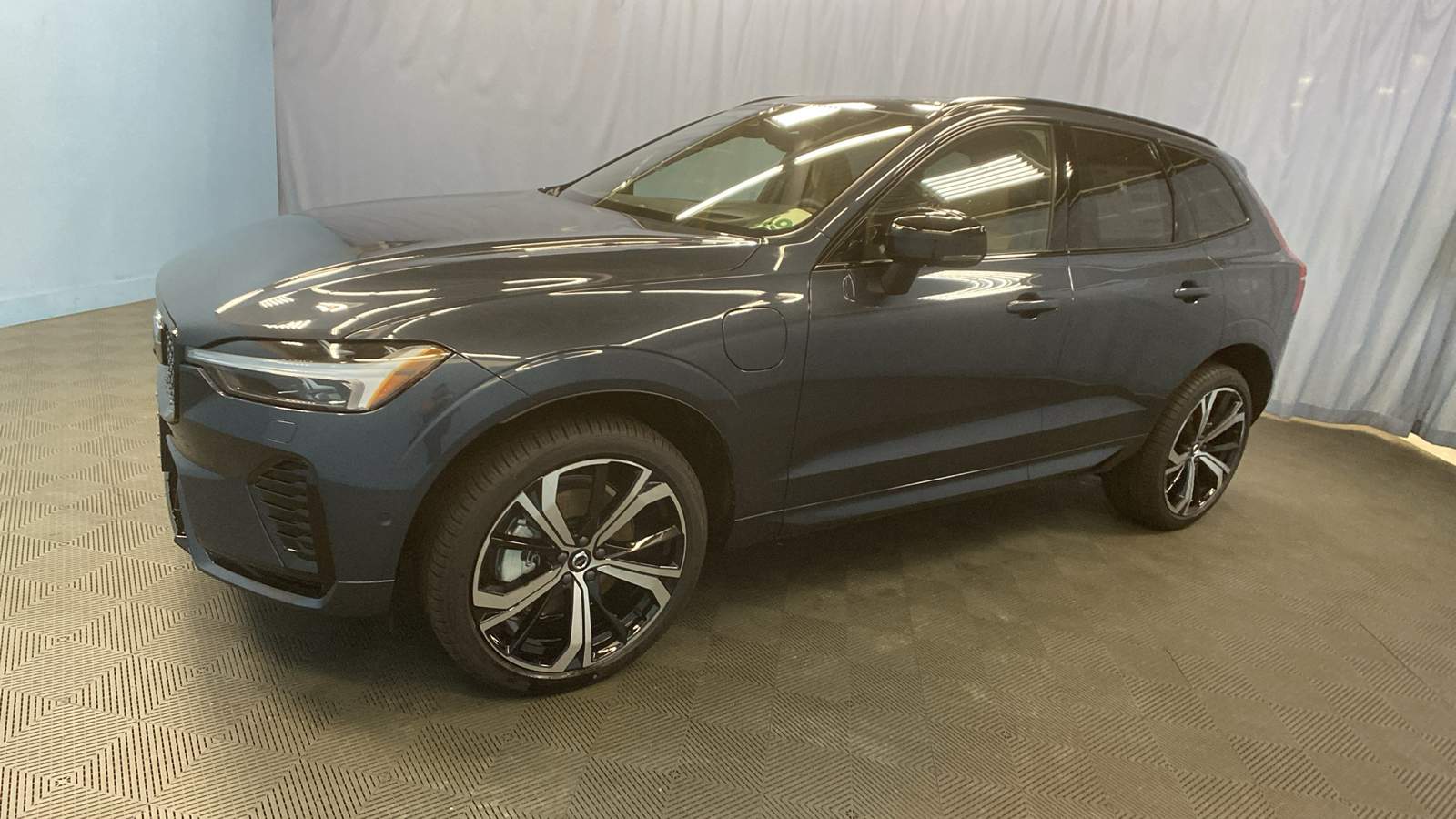 2025 Volvo XC60 Plug-In Hybrid Ultra 3