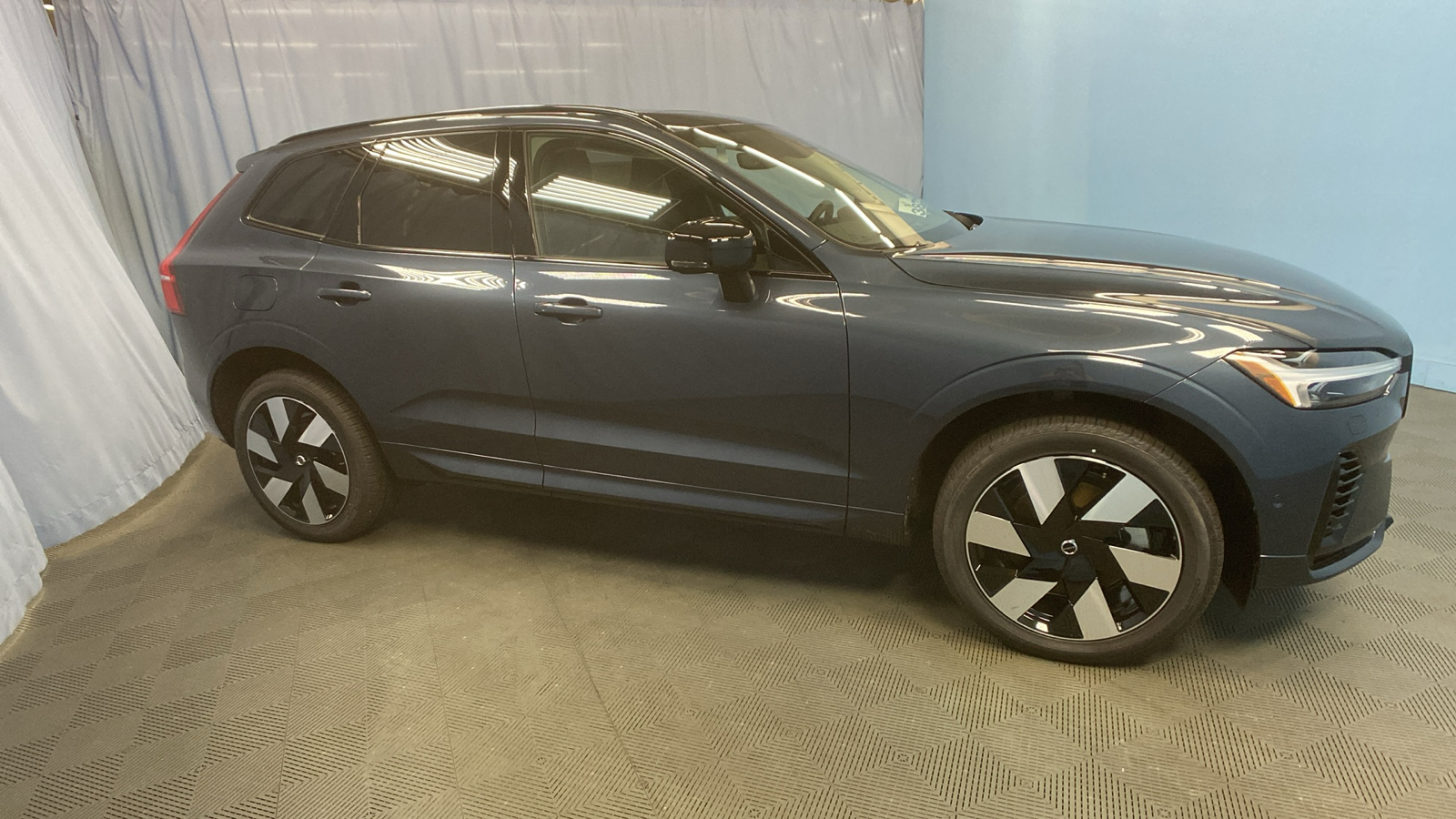 2025 Volvo XC60 Plug-In Hybrid Plus 9