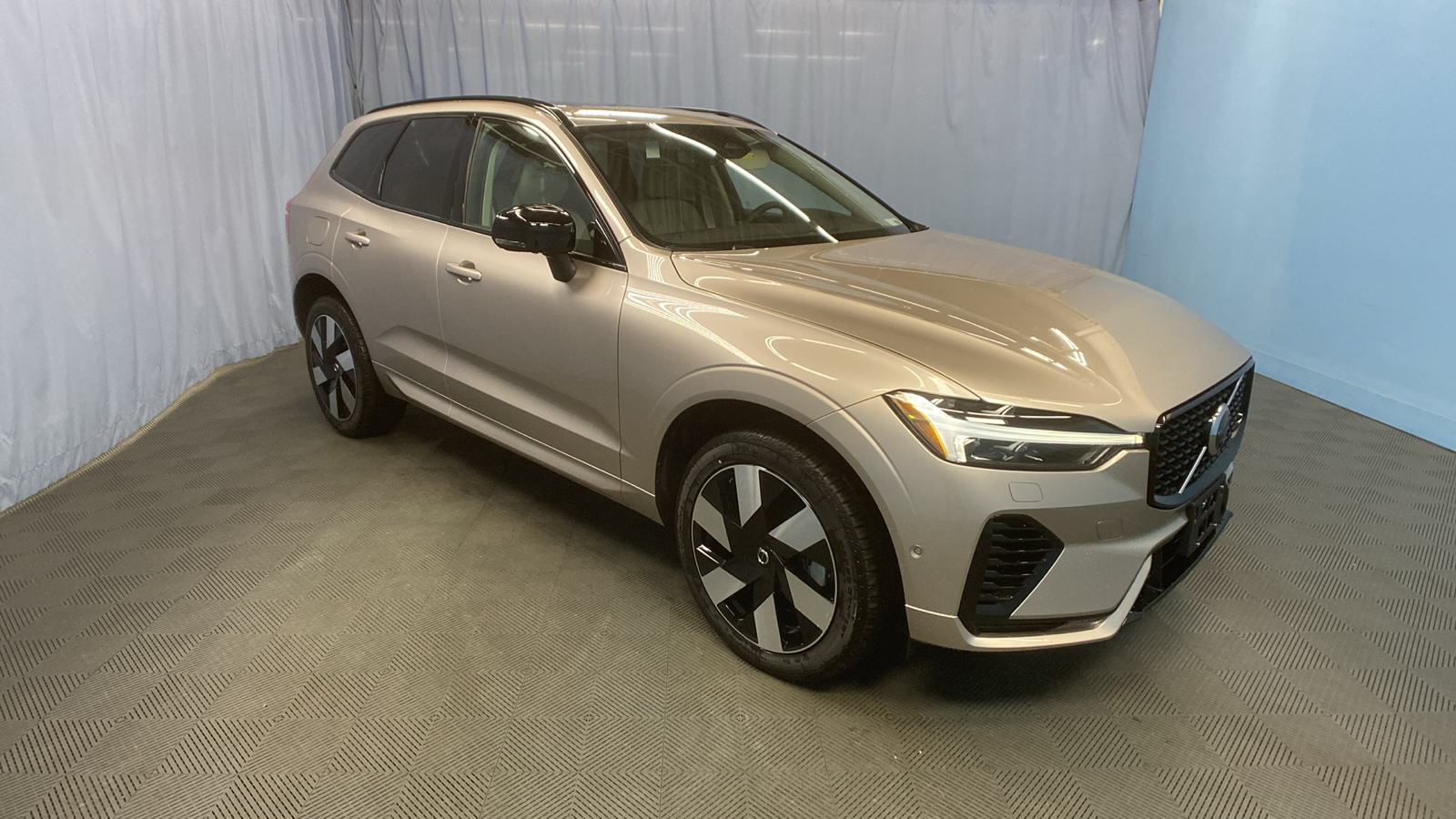 2025 Volvo XC60 Plug-In Hybrid Plus 1