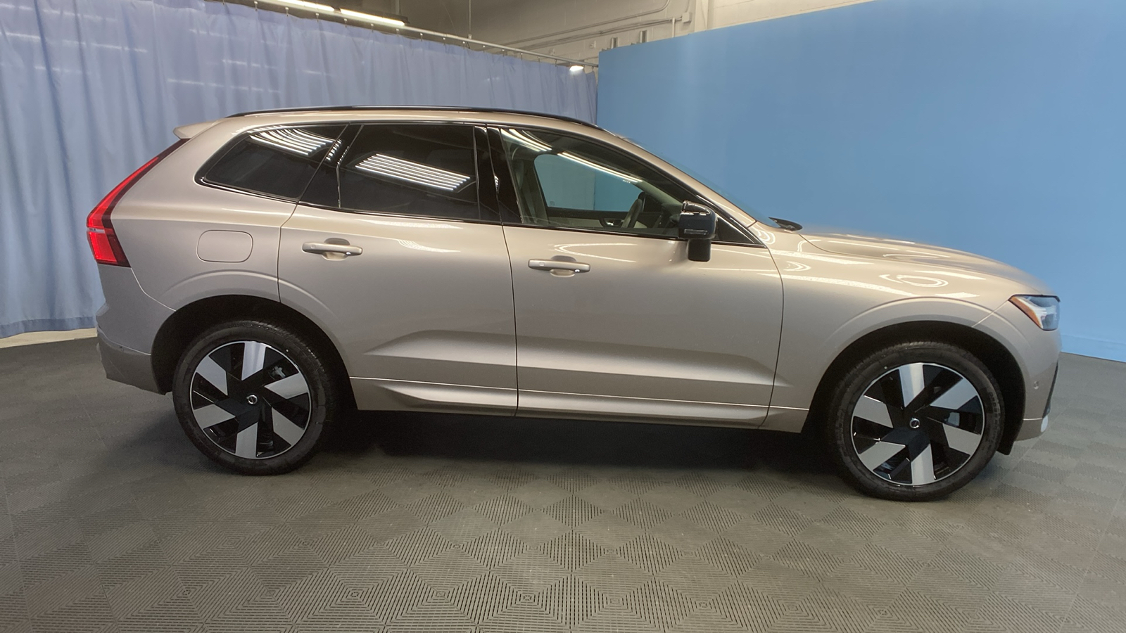 2025 Volvo XC60 Plug-In Hybrid Plus 8