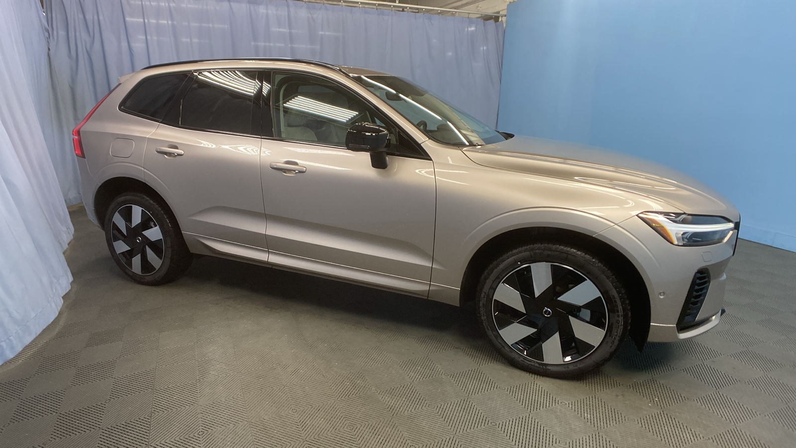 2025 Volvo XC60 Plug-In Hybrid Plus 9