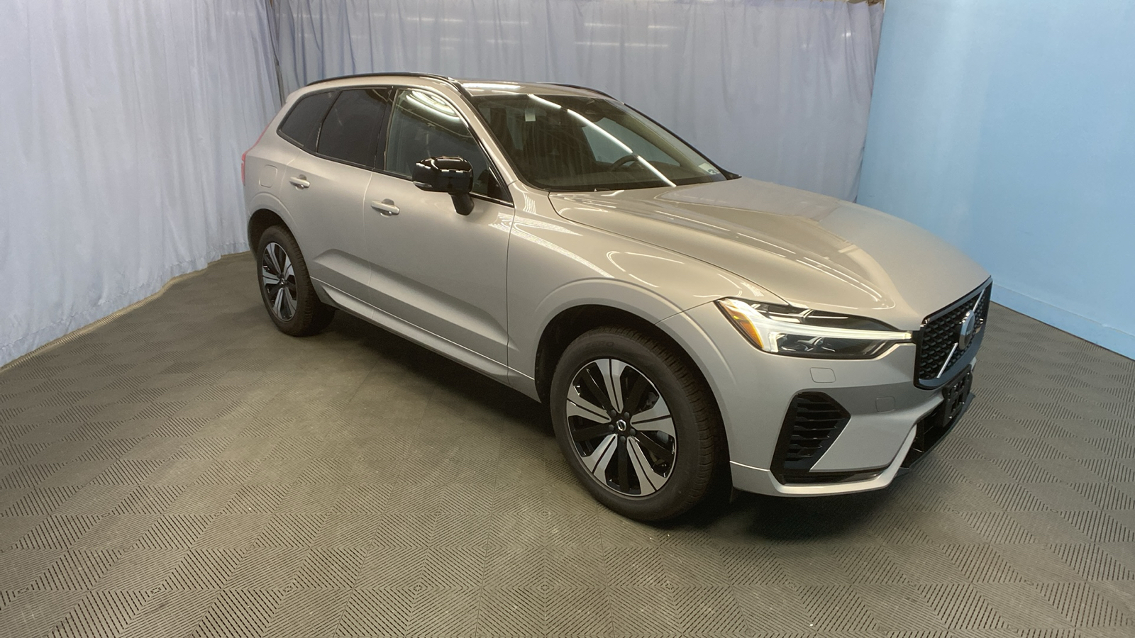 2025 Volvo XC60 Plug-In Hybrid Core 1