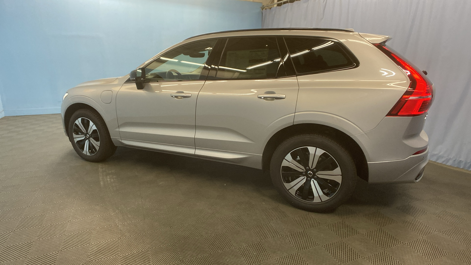 2025 Volvo XC60 Plug-In Hybrid Core 5