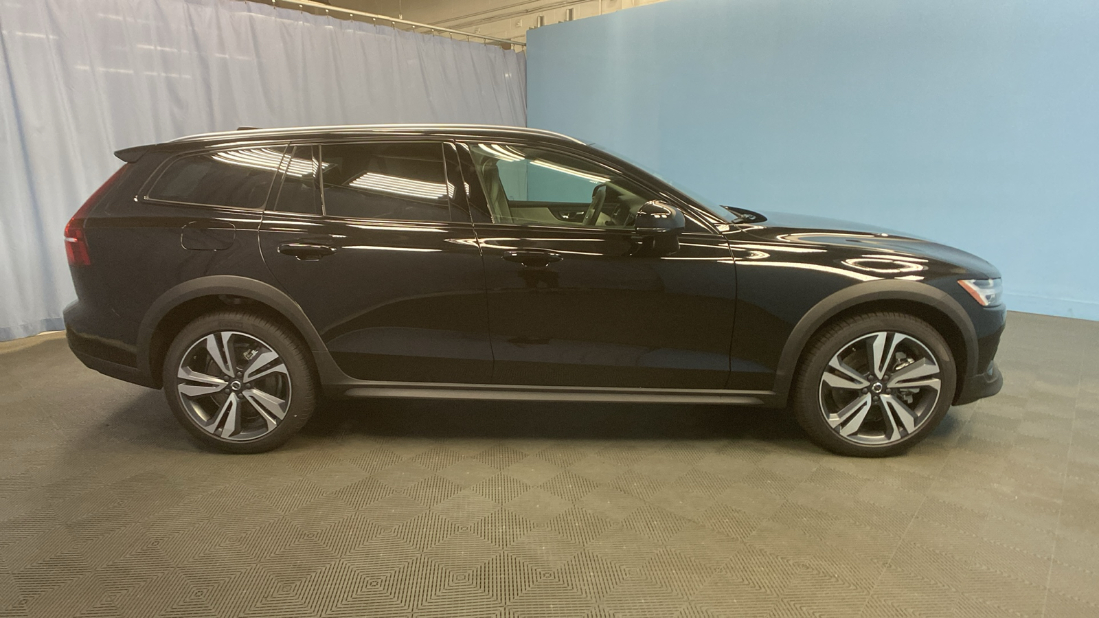 2025 Volvo V60 Cross Country Plus 8