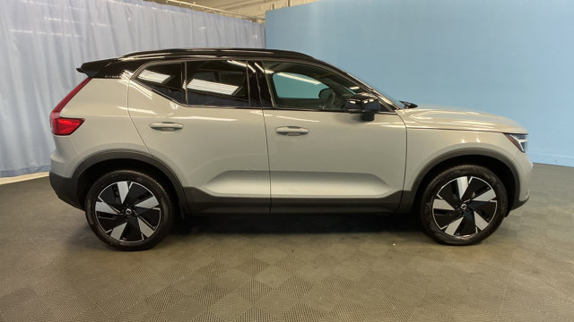 2024 Volvo XC40 Recharge Pure Electric Core 8