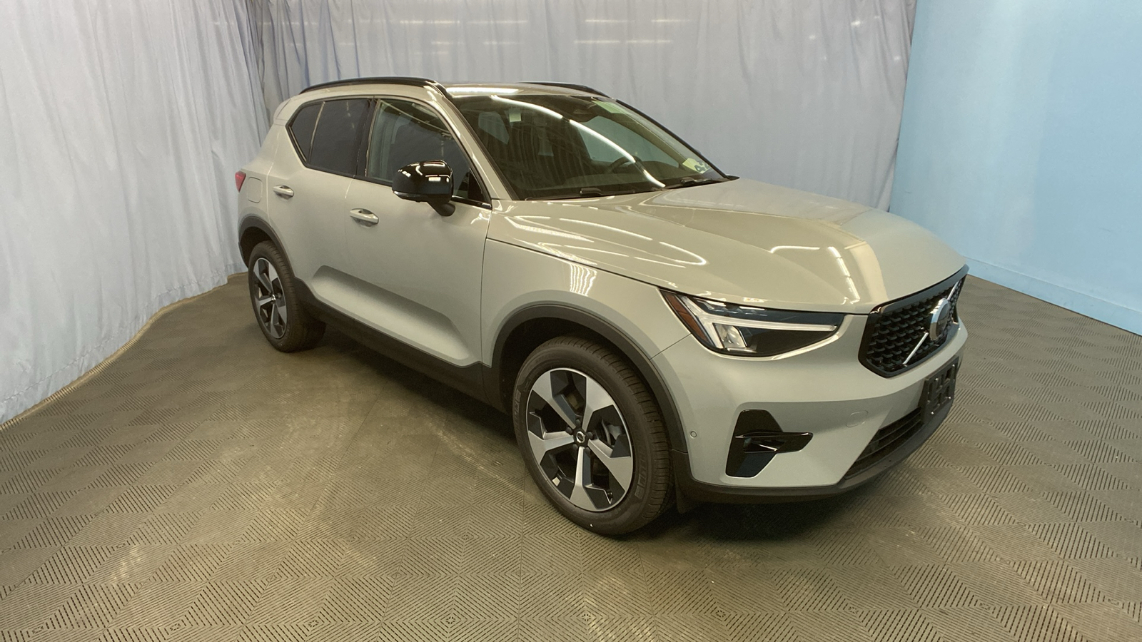 2025 Volvo XC40 Plus Dark Theme 1