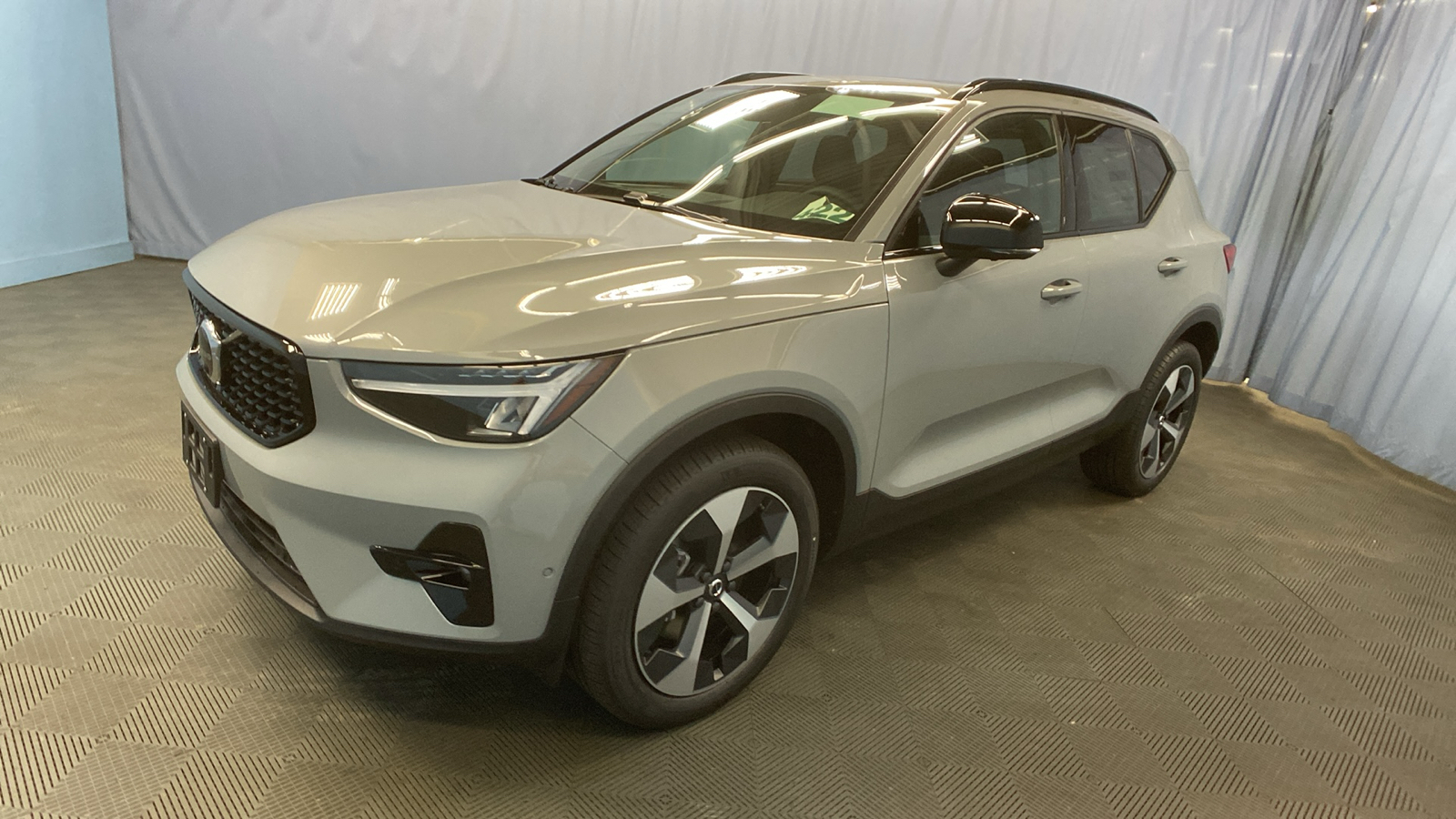 2025 Volvo XC40 Plus Dark Theme 3