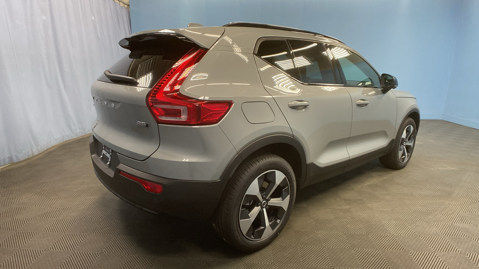 2025 Volvo XC40 Plus Dark Theme 7