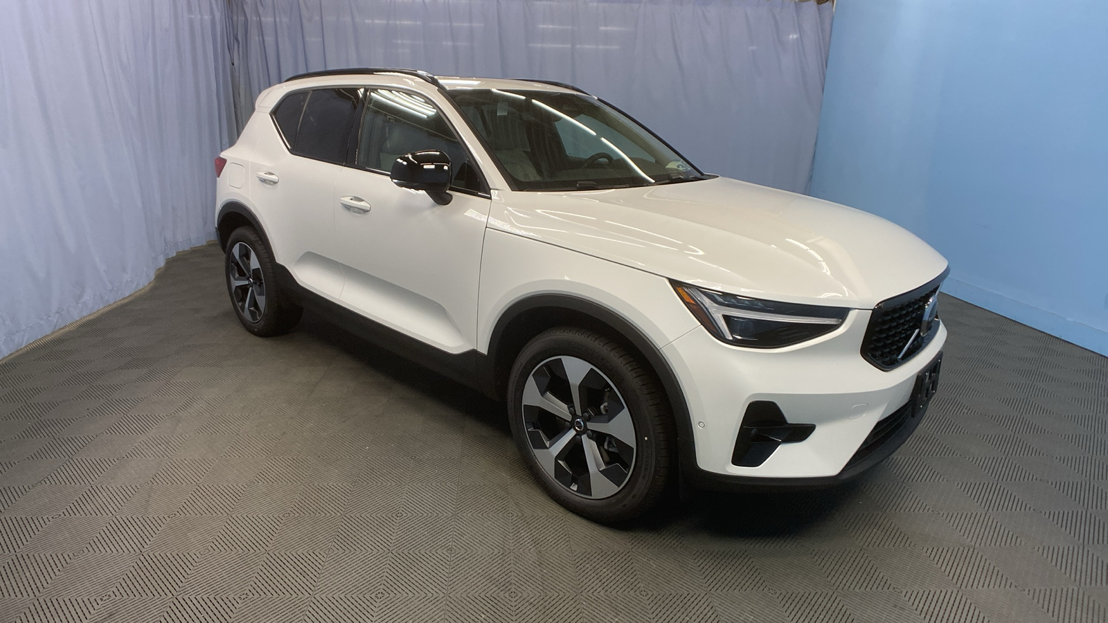 2025 Volvo XC40 Plus Dark Theme 1