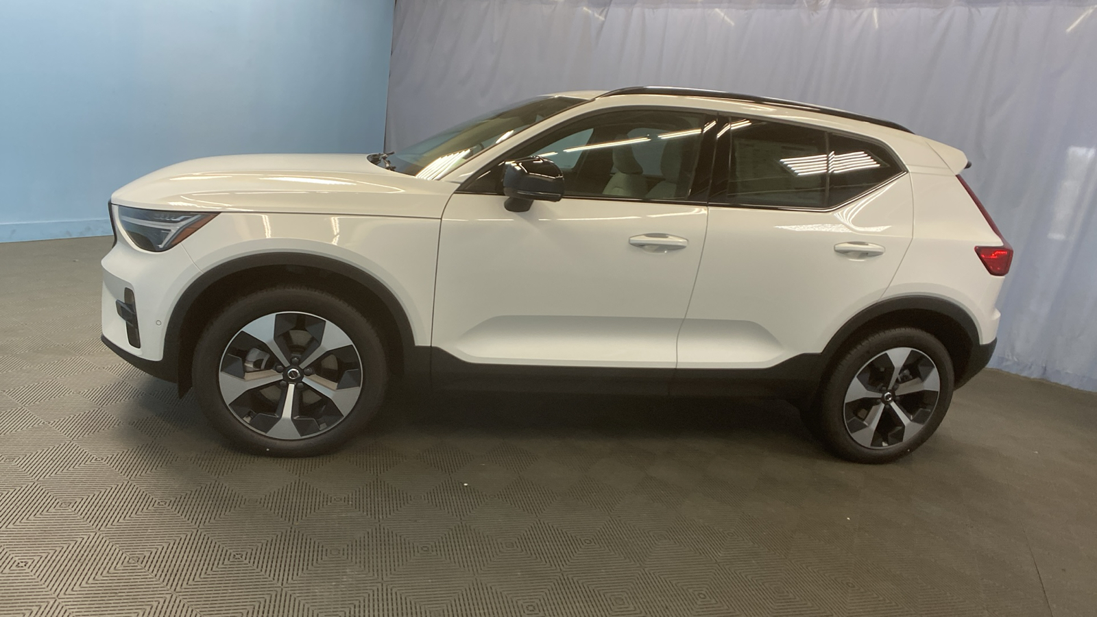 2025 Volvo XC40 Plus Dark Theme 4