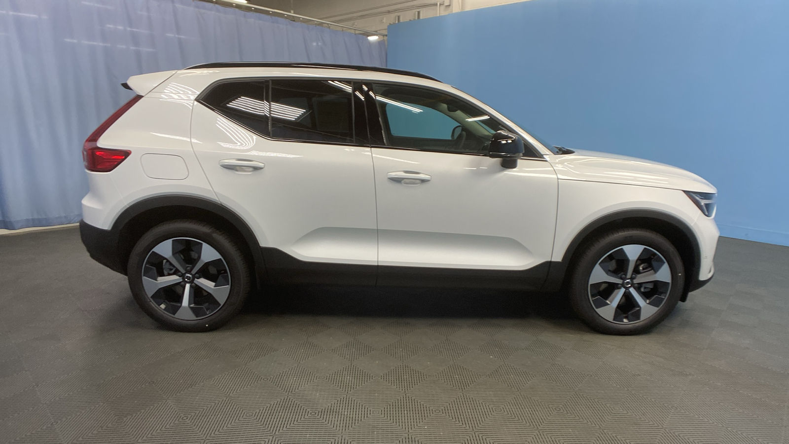 2025 Volvo XC40 Plus Dark Theme 8