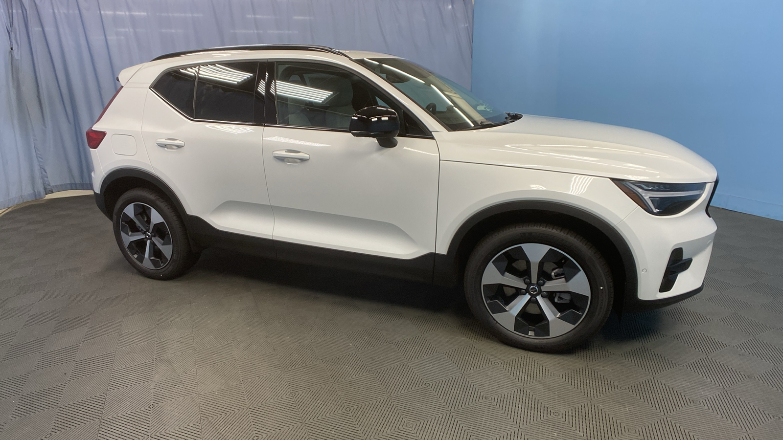 2025 Volvo XC40 Plus Dark Theme 9