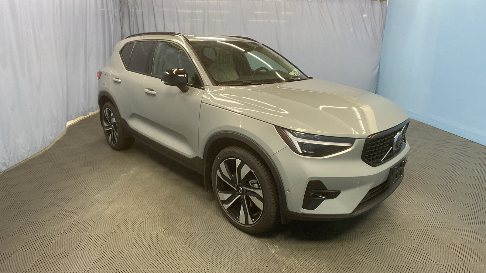 2025 Volvo XC40 Plus Dark Theme 1