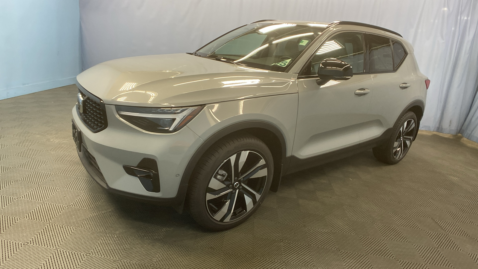 2025 Volvo XC40 Plus Dark Theme 3