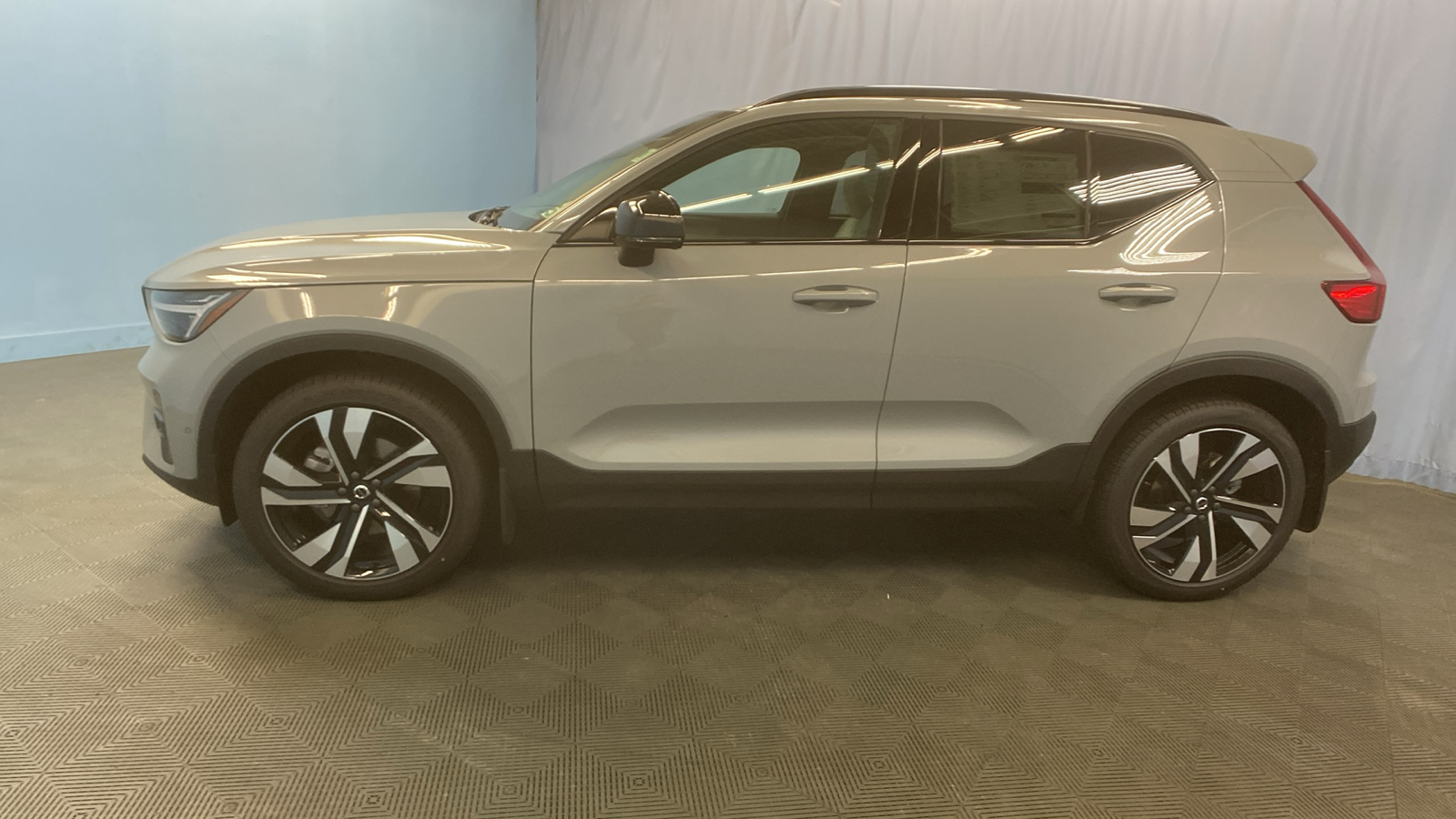 2025 Volvo XC40 Plus Dark Theme 4