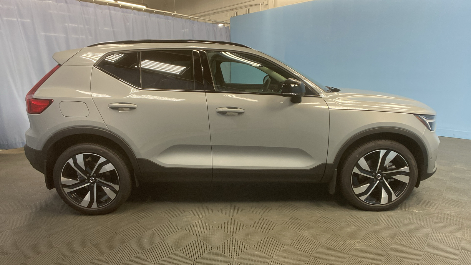 2025 Volvo XC40 Plus Dark Theme 8