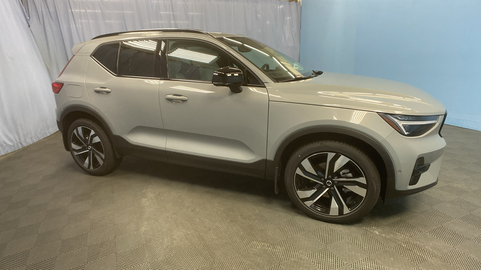 2025 Volvo XC40 Plus Dark Theme 9