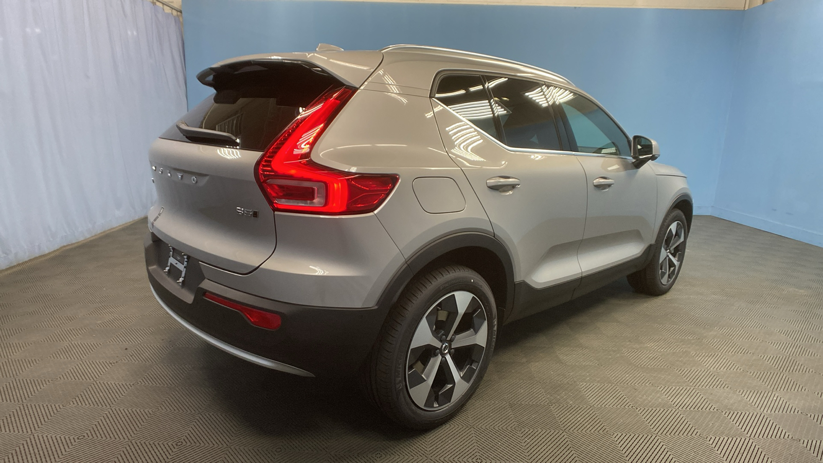 2025 Volvo XC40  7