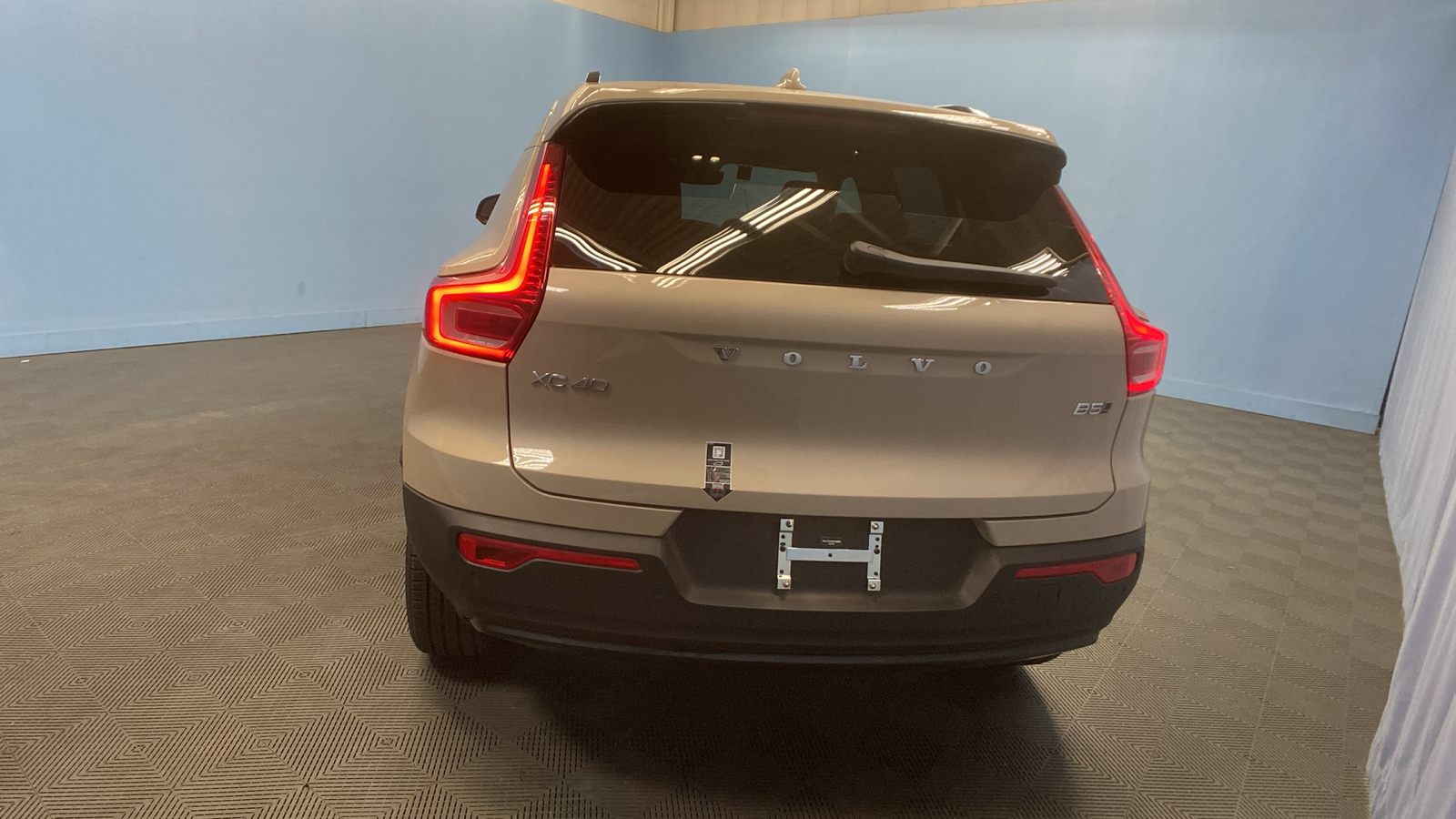 2025 Volvo XC40  6