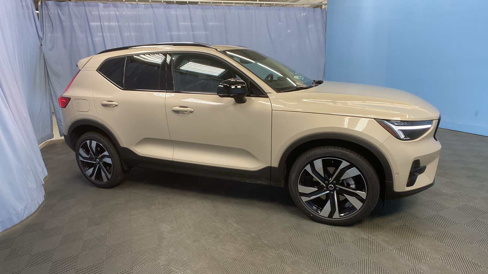 2025 Volvo XC40  9