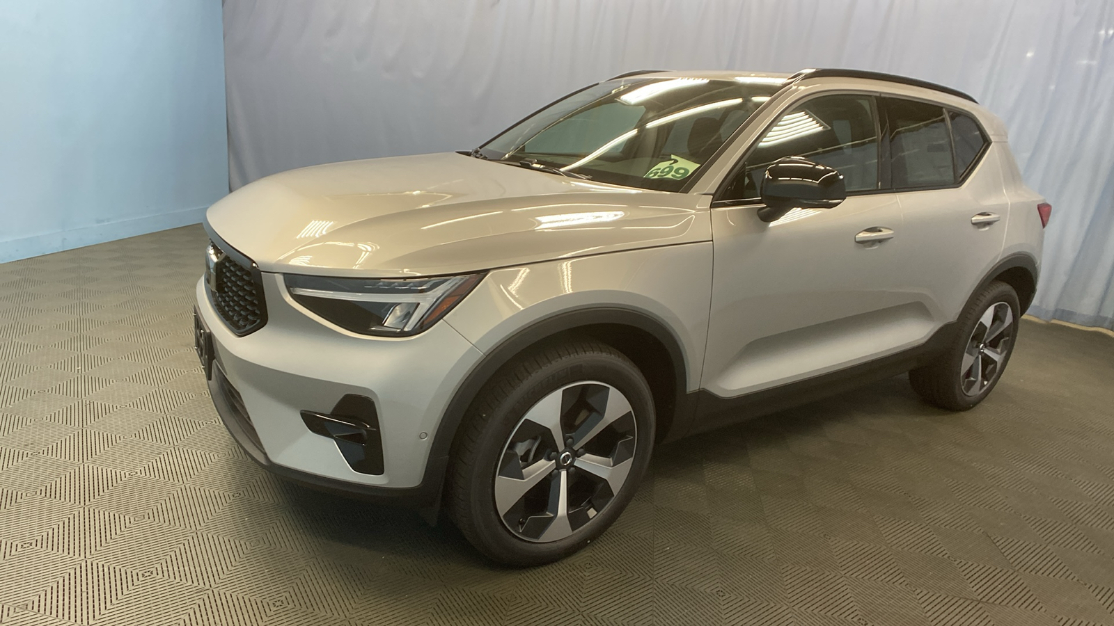 2025 Volvo XC40 Plus Dark Theme 3