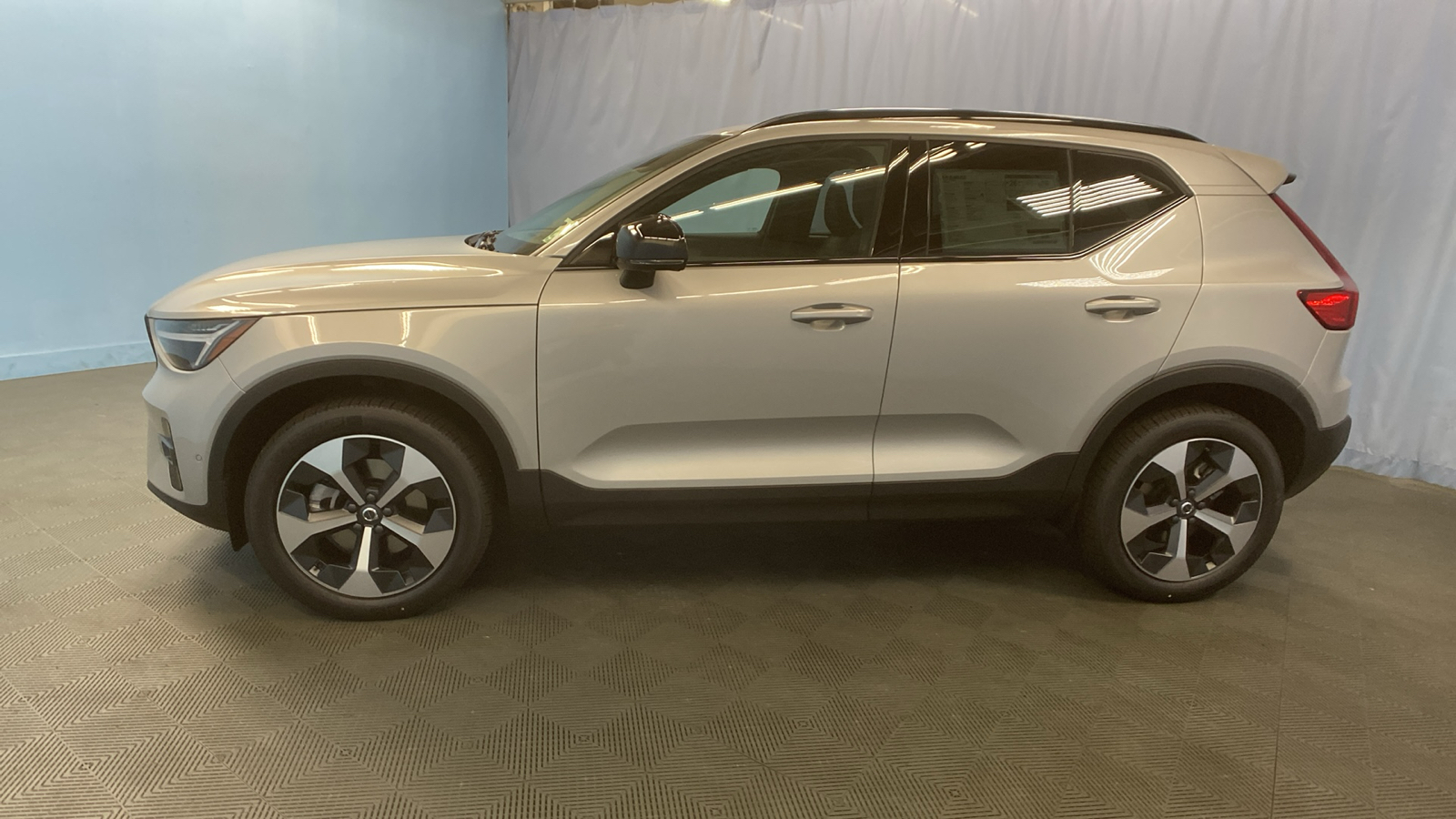 2025 Volvo XC40 Plus Dark Theme 4