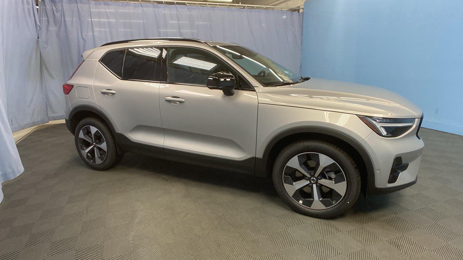 2025 Volvo XC40 Plus Dark Theme 9