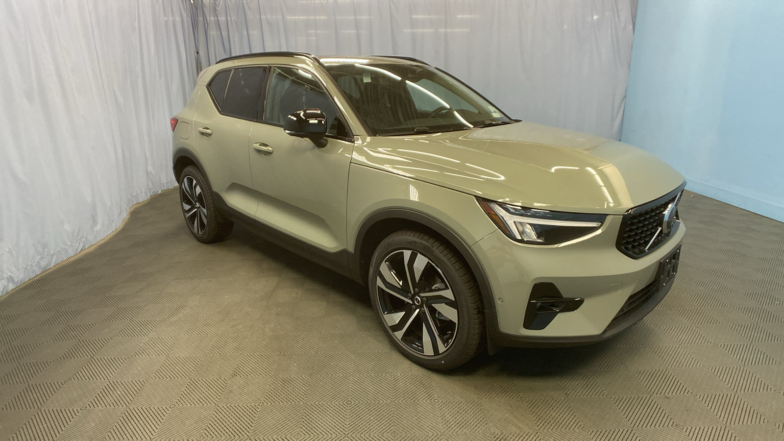 2025 Volvo XC40 Plus Dark Theme 1