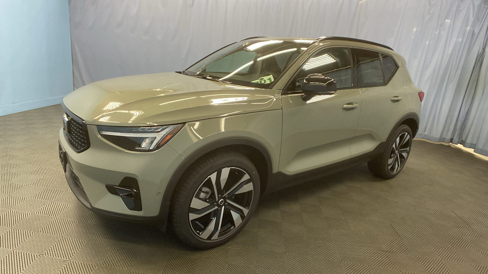 2025 Volvo XC40 Plus Dark Theme 3