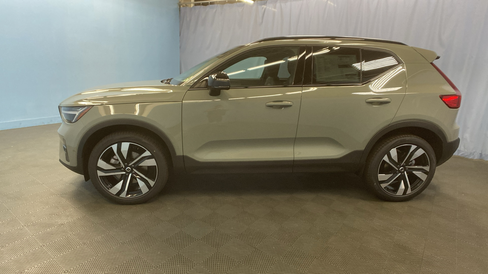 2025 Volvo XC40 Plus Dark Theme 4