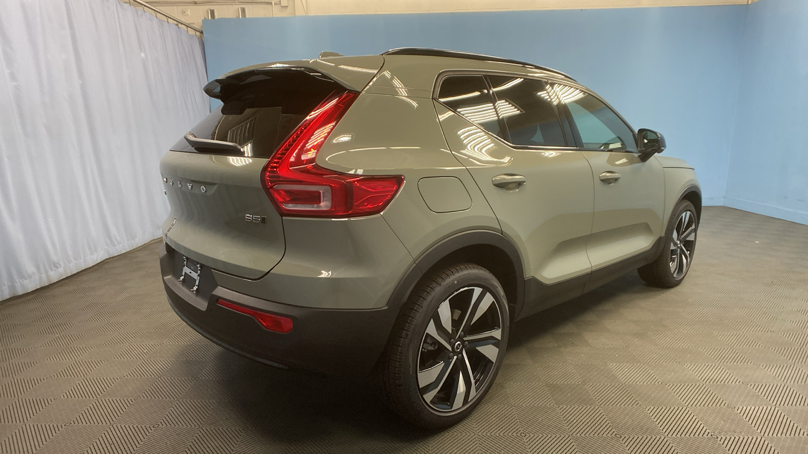 2025 Volvo XC40 Plus Dark Theme 7