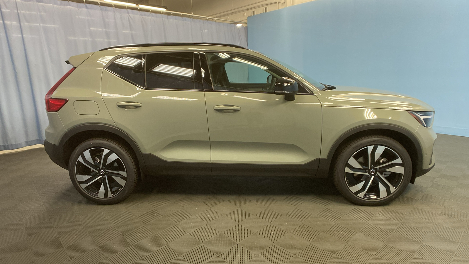 2025 Volvo XC40 Plus Dark Theme 8